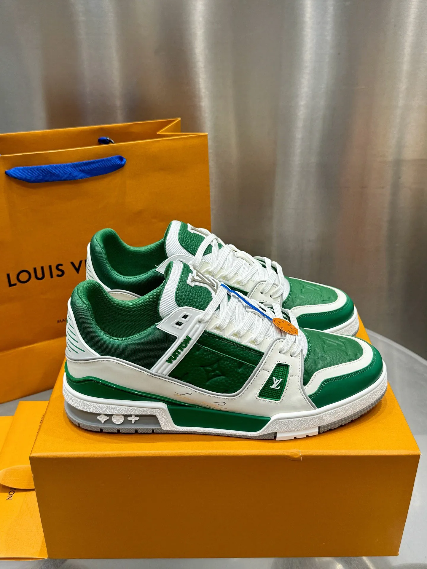 👟👟Ex-factory price 740👟👟 LOUIS VUITTON - the best-looking sneakers by Virgin Abloh, Lv Brand strongly recommends new products, official website limited edition retro basketball sneakers! Both high-top and low-top models spent money to purchase the original 1:1 accurate replica, the details are invincible, full of sincerity, imported custom-made original cowhide, the original package method is the same, the details are 100% restored, the private model customizes the original one-piece TPU outsole, which is different from other brands, without the original version, this effect cannot be achieved! LV’s best-looking couple shoes in the past, don’t miss it! Size: 35-45